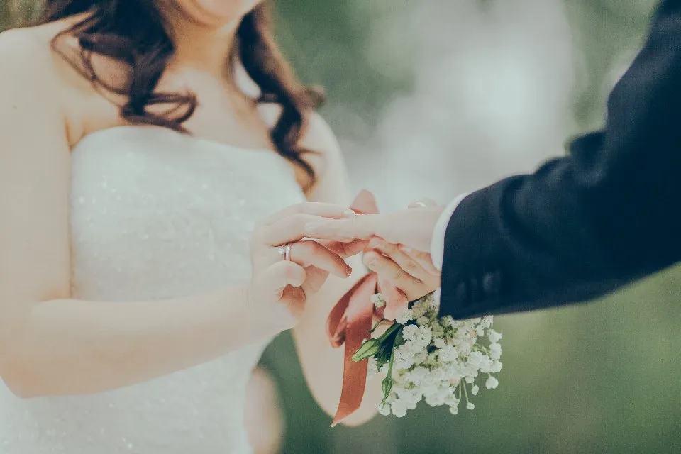 Novios poniéndose los anillos