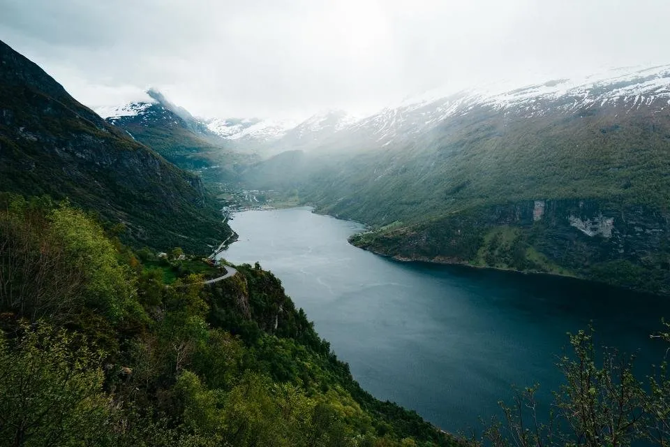Valle verde con un río entre montañas